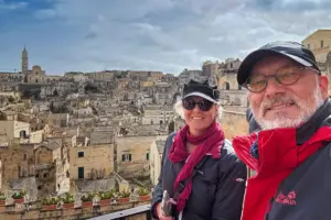 Zwei Menschen posieren für ein Selfie vor der Altstadt Materas.