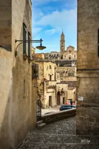 Blick durch eine Altstadtgasse zu einer der Kirchen von Matera.