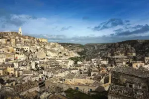 Ein Blick über die Stadt Matera in die Ferne.