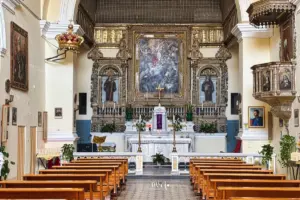 Einblick in eine der diversen Kirchen von Matera mit dem üppigen Zierrat hinter dem Altar.