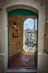 Blick durch eine Torbogen auf die Altstadthäuser in Matera.