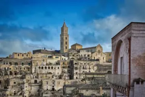 Am Hang in der Altstatdt von Matera gebaute Häuser werden von der Kirche überragt.