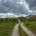 Die Naturstrasse führt zwischen den Feldern durch zum Wohnmobil.