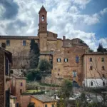 Die Kirche von Montepulciano thront über der Häusern der Altstadt.