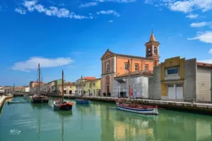 Der Kanal in Cesenatico der zum Hafen führt wird als Freilichtmuseum der Schifffahrt genutzt wo zahlreiche alte Transport- und Fischerboote präsentiert werden.