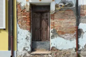Ein zerfallenes Haus wartet auf die Bauarbeiter um wieder zu glänzen.