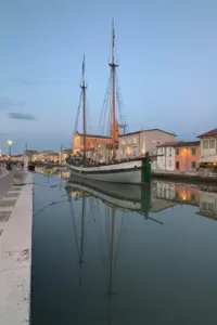 Ein vor Anker liegendes altes Transportschiff im Schifffahrtsmuseum von Cesenatico