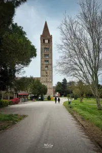 Der Kirchturm der ehemaligen Abtei dient als Wegweiser zur Abtei.