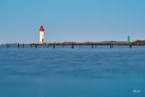 Ruhig liegt das Wasser im kleinen See Etang de Thau wo der Leuchtturm die Mündung des Canal du Midi markiert.