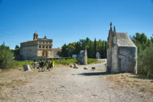 Kirche von Gignac, einem kleinen Dorf im Hinterland von Montpellier mit alten Grabstätten.