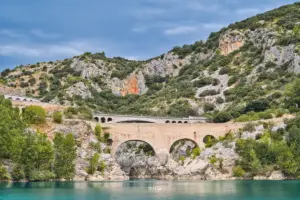 Die Teufelsbrücke, Pont du Diable, überspannt den Fluss Hérault der dem Departement auch den Namen gegeben hat.
