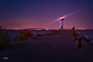 Eine farbenfrohe Abendstimmung gibt dem Lagunensee eine wundervolle Stimmung mit dem Leuchtturm im Hintergrund.