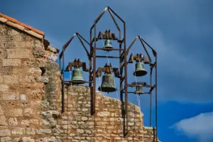 Die vier unterschiedlichen Glocken sind auf der Giebelmauer der Abtei an einem Eisengestell fest montiert.