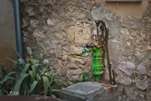 Ein alter Pumpbrunnen wie man dies in unseren Breitengraden kaum mehr sieht.