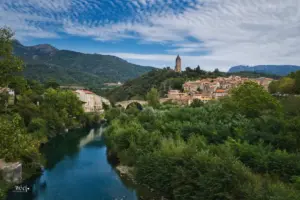 Der Fluss Le Jaur teilt das Dorf Olargues in den alten Teil auf der rechten Seite und den neueren Teil links. Verbunden werden die beiden Dorfhälften durch die Teufelsbrücke "Pont du Diable".
