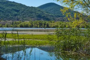 Malerisch liegt der Lac de Salagou in der Natur eingebettet.
