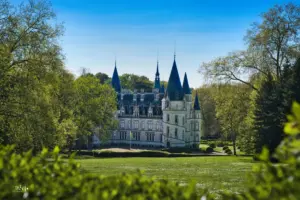 Inmitten eines kleinen Parkes steht das Château du Nozet wie ein Märchenschloss mit seinen vielen Türmchen.