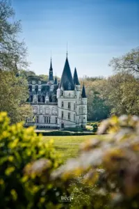 Inmitten eines kleinen Parkes steht das Château du Nozet wie ein Märchenschloss mit seinen vielen Türmchen.