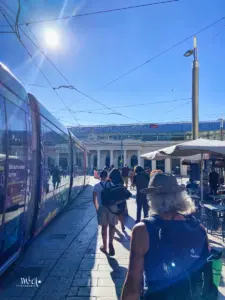 Bus und Bahndepot, Wechsel vom einen Verkehrsmittel zum anderen.