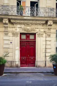 Fassade eines historischen Gebäudes mit grosser roter Tür.