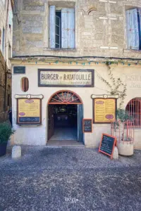Altes Restaurant mit Burgerspezialitäten und Ratatouille.