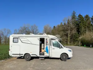 Wohnmobil steht auf dem Parkplatz.