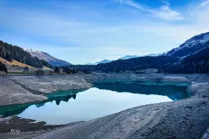 Der Davoser See hat einen sehr tiefen Wasserpegel und das Seebecken sieht eher wie eine Kiesgrube aus.