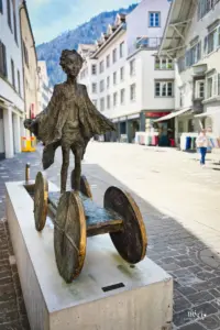 Eine tolle Eisenskulptur ziert den Zunftbrunnen in Chur.