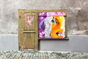 Ein farbiges Kunstwerk ziert die eintönige Hausfassade