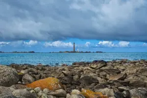 Von der Küste hat man einen direkten Blick zum Leuchtturm Île Vierge der auf einer kleinen Insel vor den Klippen steht.