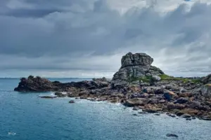 Skulptur ähnlich stehen die Felsformationen an der wilden Küste im Finistère, Bretagne.