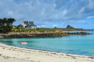Am malerischen Strand Porz Gwenn leuchtet der Sand weiss und das Wasser strahlt in blau und türkis Tönen.