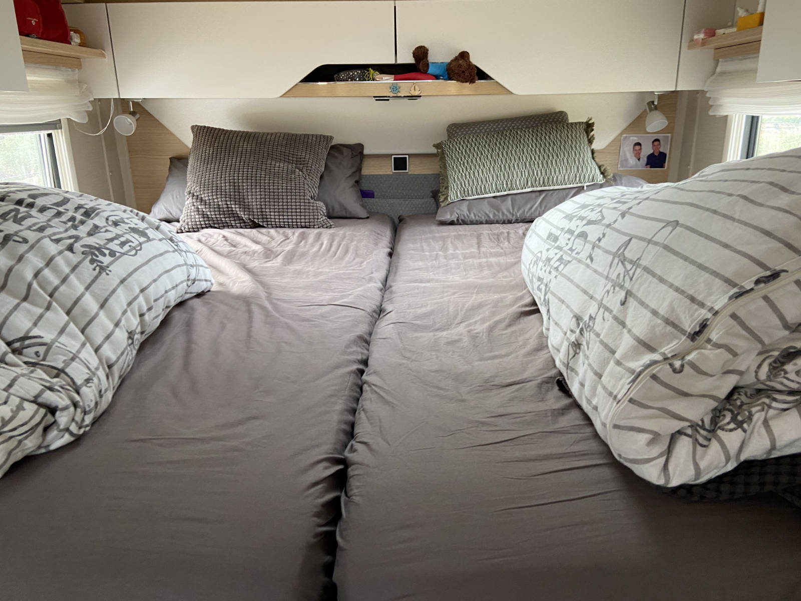 hymer-bmc-bett-wohnmobil Der Umbau der Betten im Hymer B MC T580 bringt nun mit richtigem Lattenrost und guten Matratzen den erwünschten, erholsamen Schlaf.