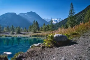 Vom kleinen See auf dem Campingplatz Morteratsch sieht man das Tal südwärts wo der Gletscher liegt.