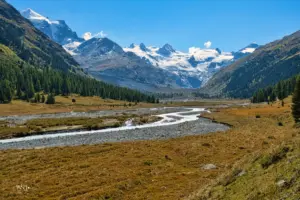 Das imposante Bernina-Bergmassiv bildet das Ende des Tals.