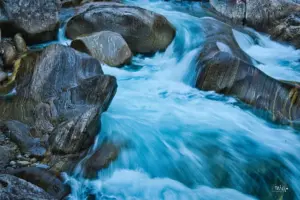 Wild und tosend rauscht das kalte Wasser der Verzasca über das felsige Flussbett Richtung Tal.
