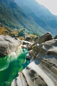 Das grüne Wasser der Verzasca liegt in einem natürlichen Felsenbecken und weist den Blick direkt zur Kirche von Lavertezzo.