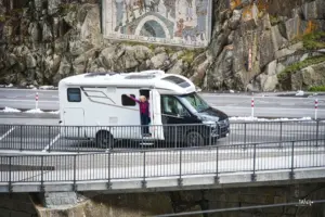 Wohnmobil steht parkiert auf dem Parkplatz der Ausgangspunkt zur Besichtigung der Teufelsbrücke in der Schöllenenschlucht ist und auch für den Besuch des General Suworow Denkmal.