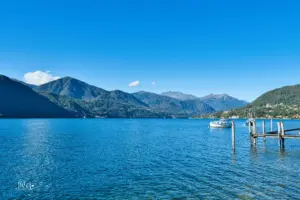Der Lago d'Orta in Norditalien mit den umliegenden Bergen.