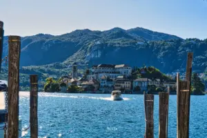 Blick über den See wo ein Boot direkt auf den Steg zu fährt um die Passagiere abzuholen.