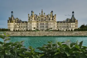 Trotz des grauen und regnerischen Wetters strahlt das Schloss Chambord imposant.