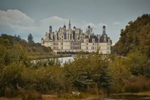 Eingebettet in eine alte Parkanlage mit vielen Bäumen und Sträuchern steht das Schloss Chambord.