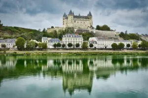 Das Schloss von Saumur thront über der Loire gibt einen weiten Blick an der Loire hoch und runter.