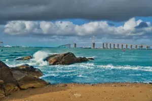 Im Hintergrund ist die Pont de Saint Nazaire zu sehen wie sie die Loire Mündung überbrückt.