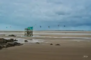 Die wie Pfahlbauten da stehenden Fischerhäuser werden hier in Saint-Brévin-les-Pins Carrelets genannt.