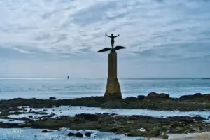 Die imposante Statue zeigt einen amerikanischen Soldaten, einen Sammy der auf dem Rücken eines Adlers über den Atlantik getragen wurde.