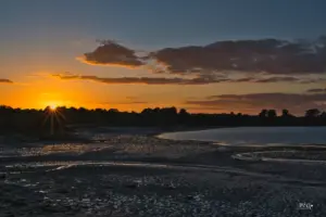 Die Wolken bieten einen schönen Kontrast bei dieser Sonnenuntergangsstimmung.