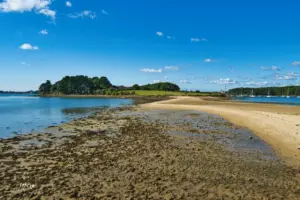 Bei Ebbe lässt sich die die kleine Insel "Sept îles" über eine Sandbank zu Fuss erreichen.