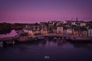 Eine tolle Abendstimmung lässt das kleine Fischerdorf Port Saint-Goustan langsam in der Nacht versinken.
