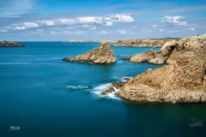Die Küste auf der Halbinsel von Quiberon zeigt eine Küstenlinie voller Riffs und Felsen die total zerklüftet sind.